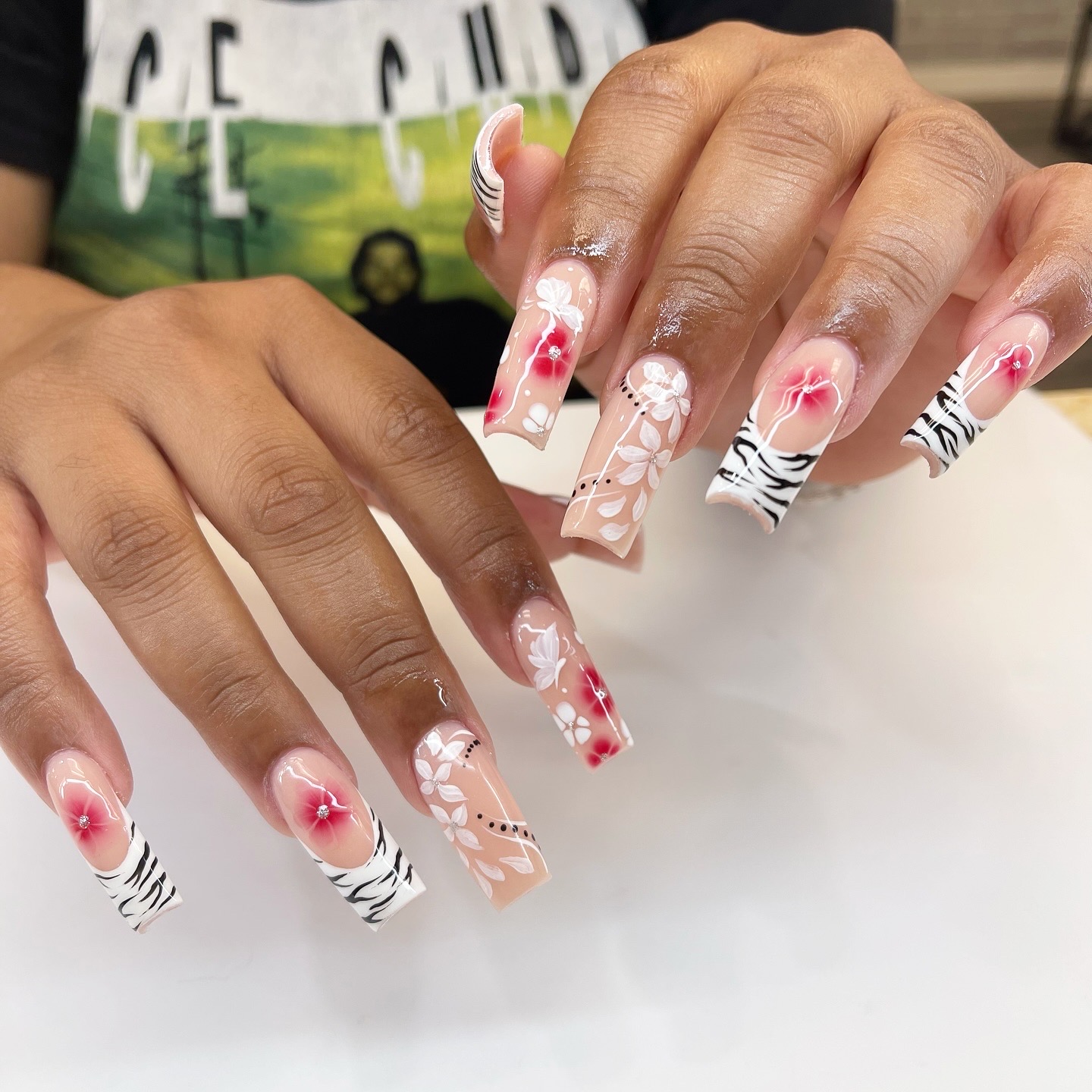 Love Nails & Spa logo
